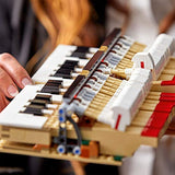 LEGO 21323 Ideas - Konzertflügel Bauset für Erwachsene, Schaustück, Geschenk für Sammler, mit Motor und funktionierenden Tasten